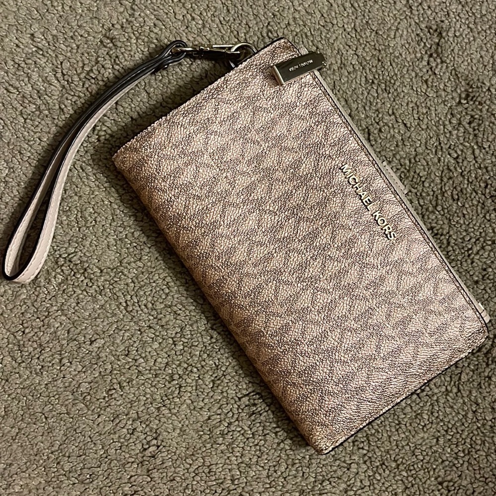 MK wrist/wallet- cellphone holder. Rose Gold
